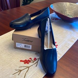 New Trotters Monarch Black 71/2 M. Leather uppers. Lightweight. Classic profile.